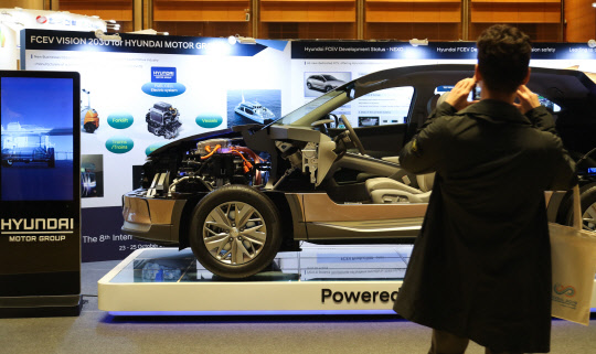 전기차 살펴보는 방문객들. 연합뉴스